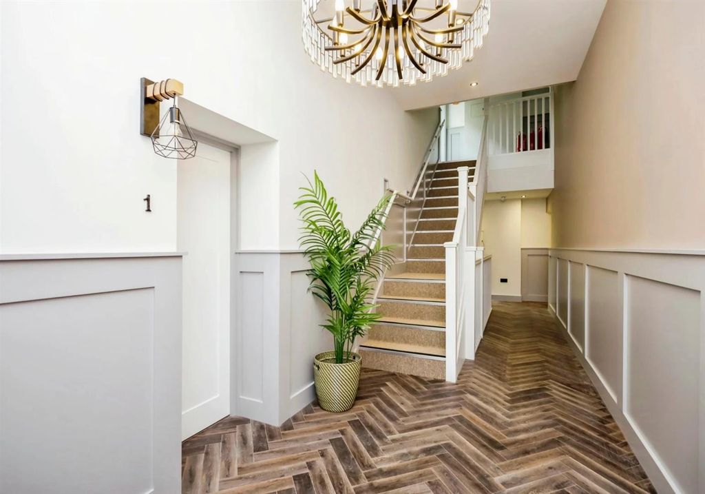 Property photo 2 of 10 Gv, Communal Entrance.Jpg