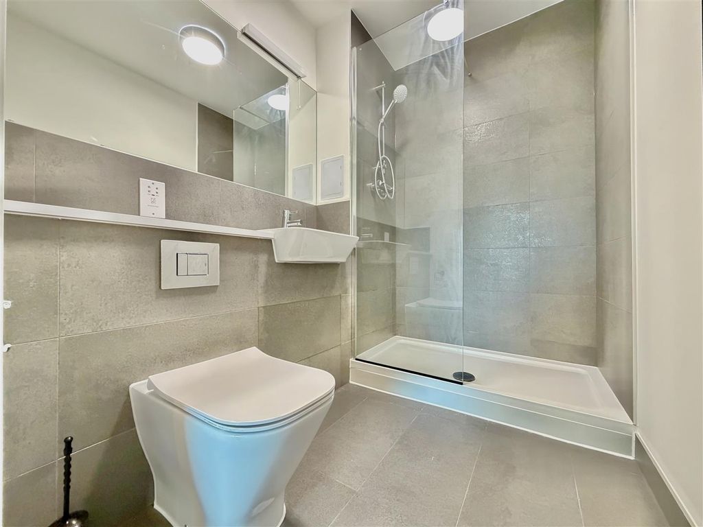 Property photo 3 of 11 Ensuite