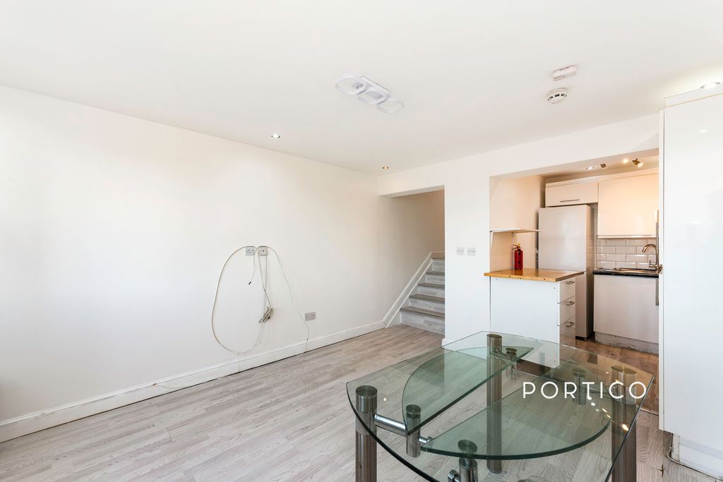 Property photo 3 of 10 Photo