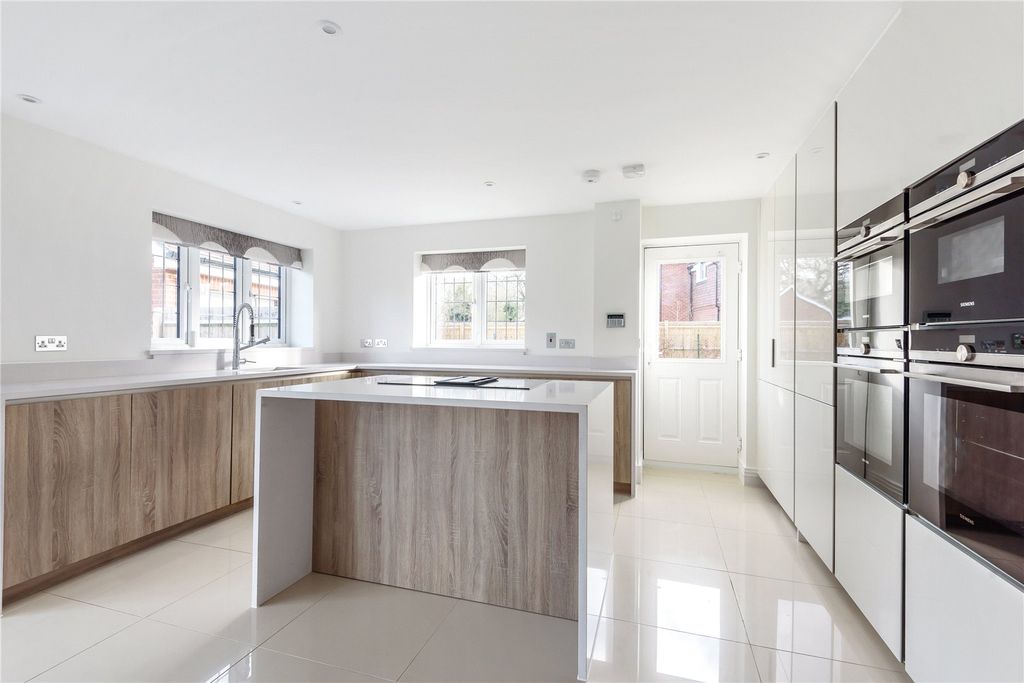 Property photo 3 of 10 Kitchen