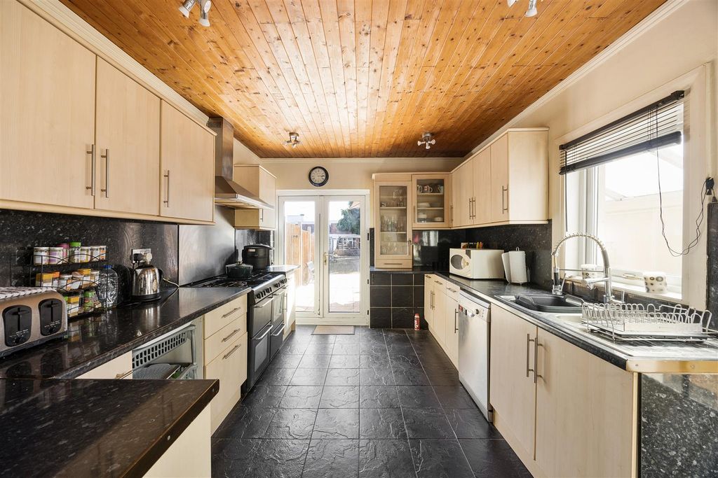 Property photo 3 of 33 Hall Lane, E4 8Hw