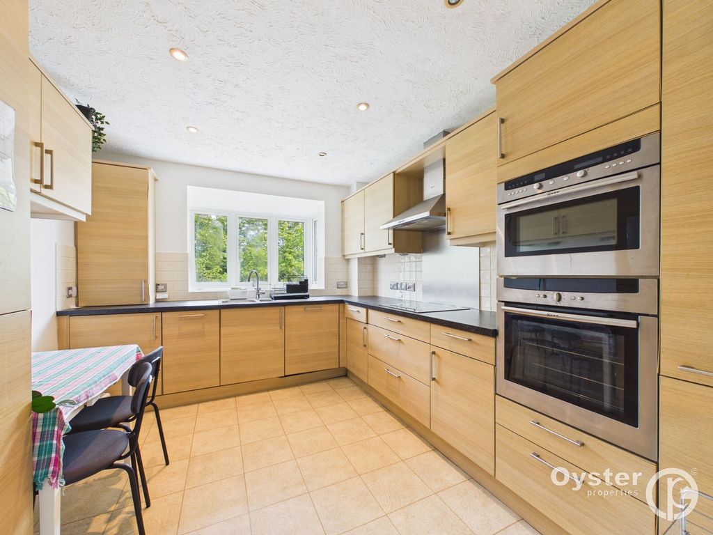 Property photo 3 of 17 Kitchen