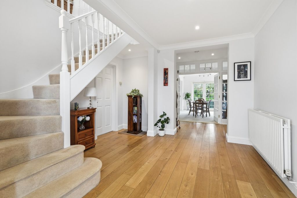 Property photo 2 of 35 Entrance Hall