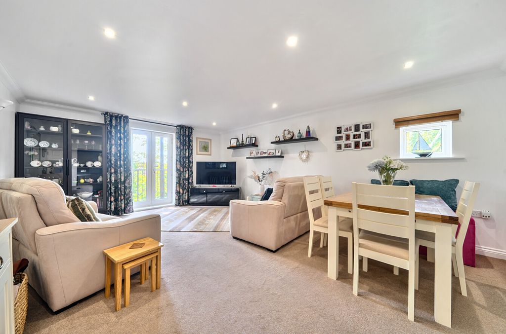 Property photo 2 of 14 1336646-30-689623...
