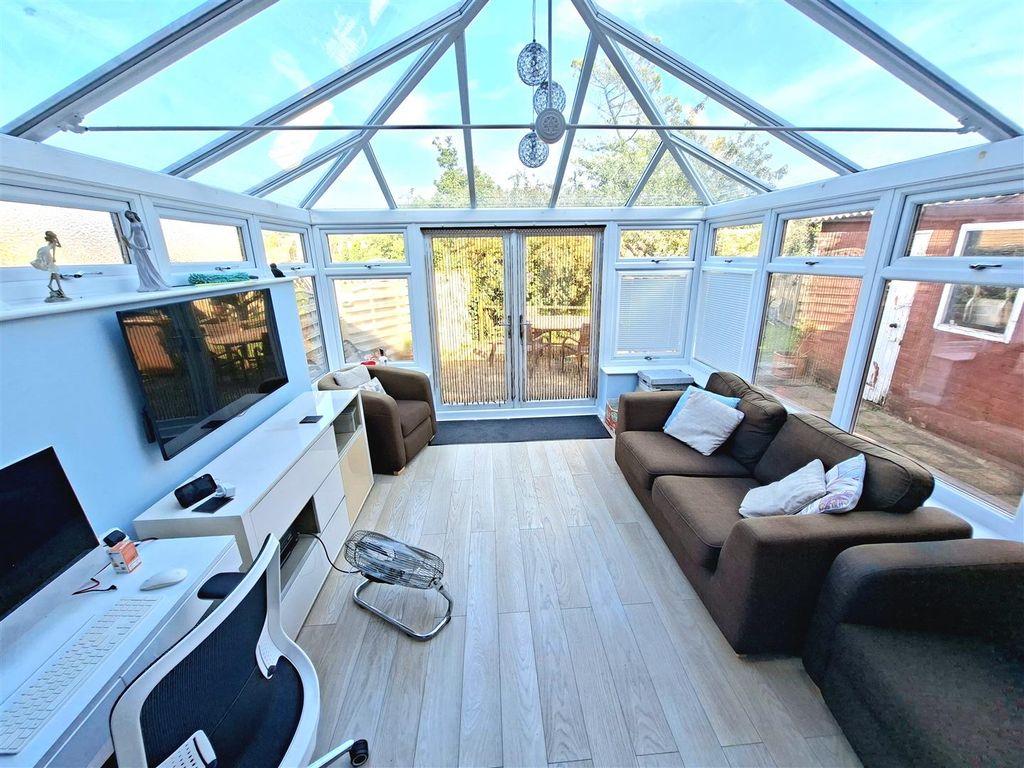 Property photo 3 of 25 Conservatory