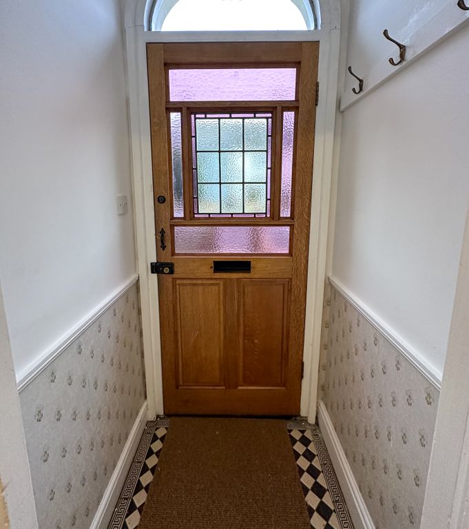 Property photo 3 of 37 Entrance Hallway (1)