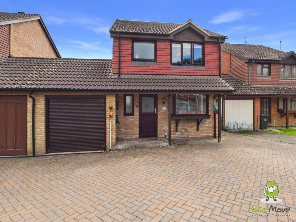 Property photo 1 of 21 Ewemove Estate Agents Basingstoke - Stockbridge Cl