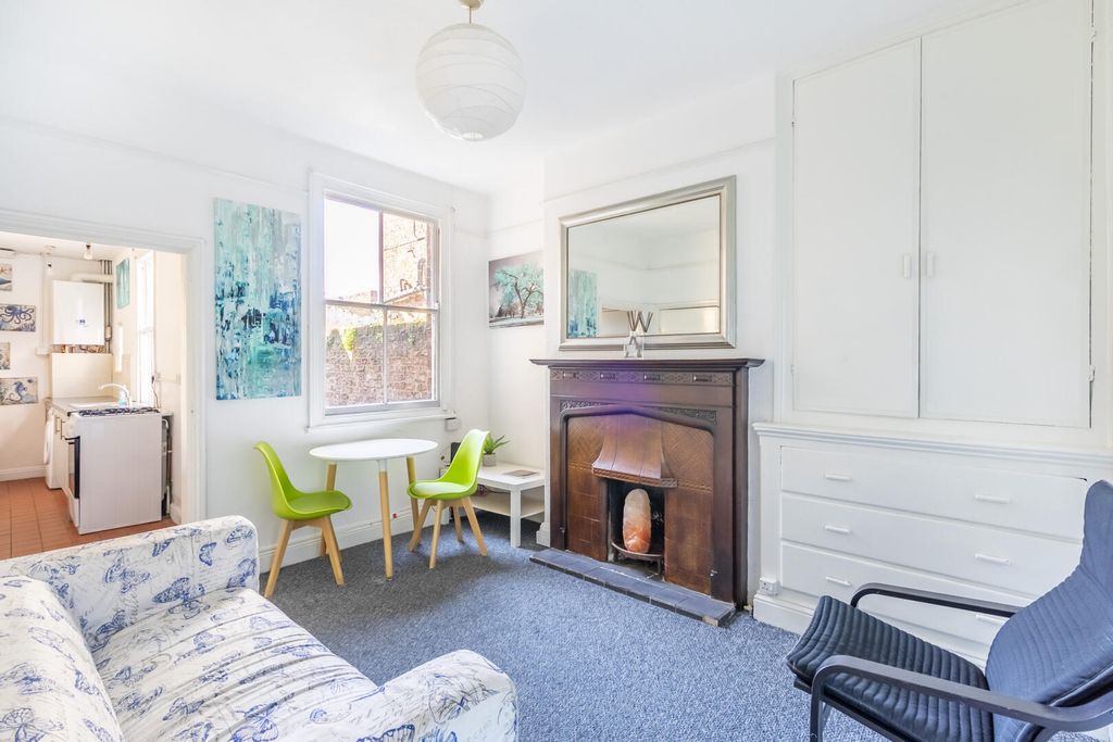 Property photo 3 of 19 Living Room