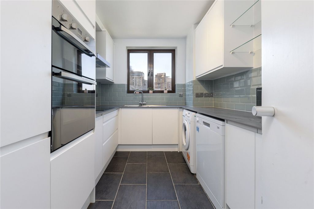 Property photo 3 of 11 Kitchen