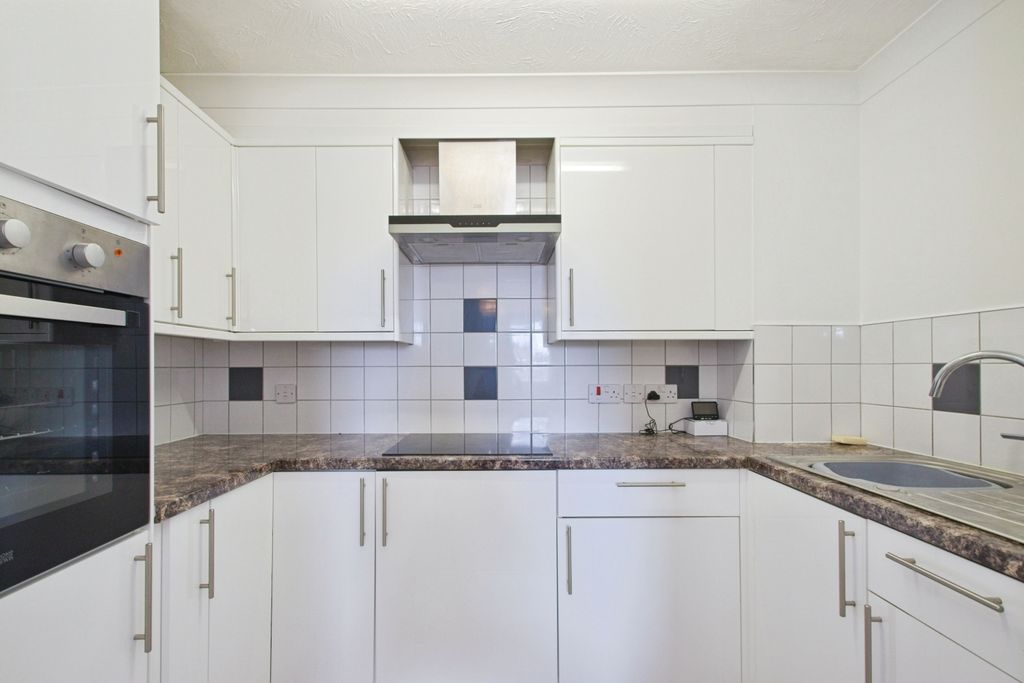 Property photo 3 of 10 Kitchen