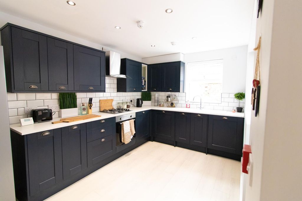 Property photo 3 of 12 Kitchen