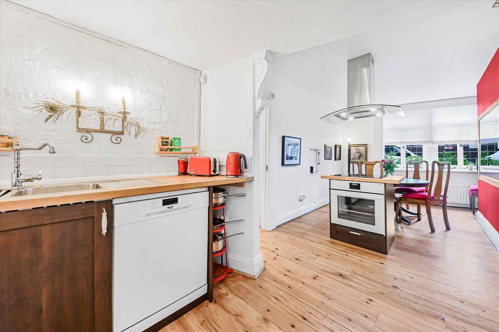 Property photo 2 of 18 Image