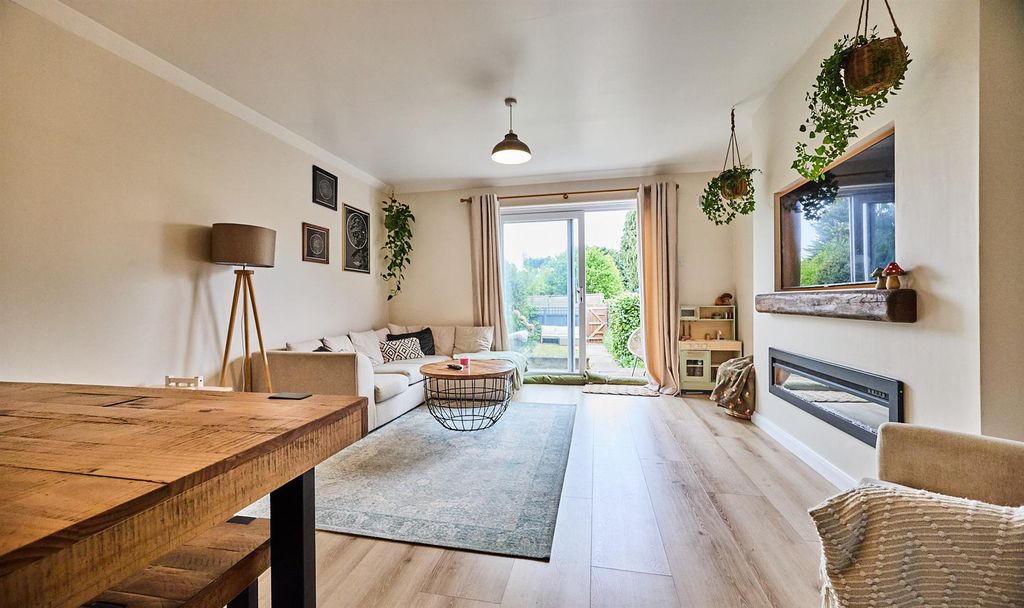 Property photo 3 of 13 Hurst Road 3.Jpg