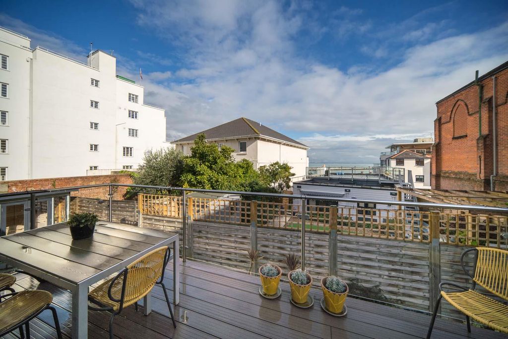 Property photo 2 of 23