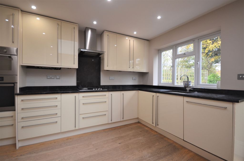 Property photo 3 of 11 Kitchen