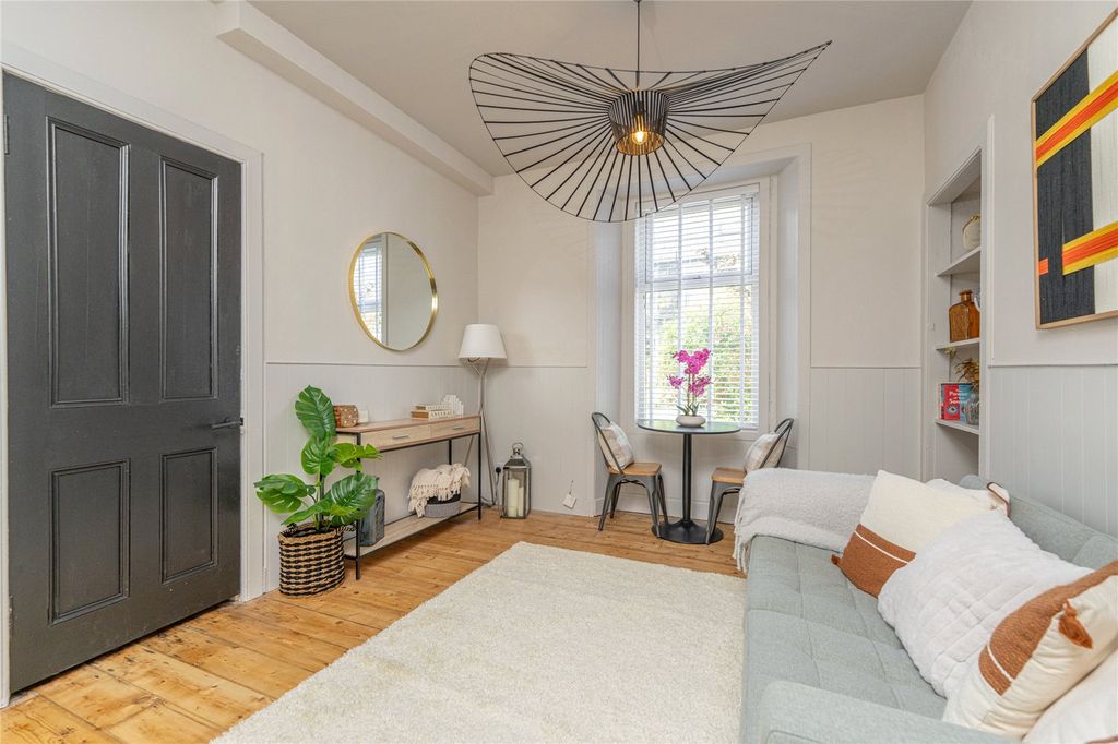 Property photo 3 of 24 Lounge Alt