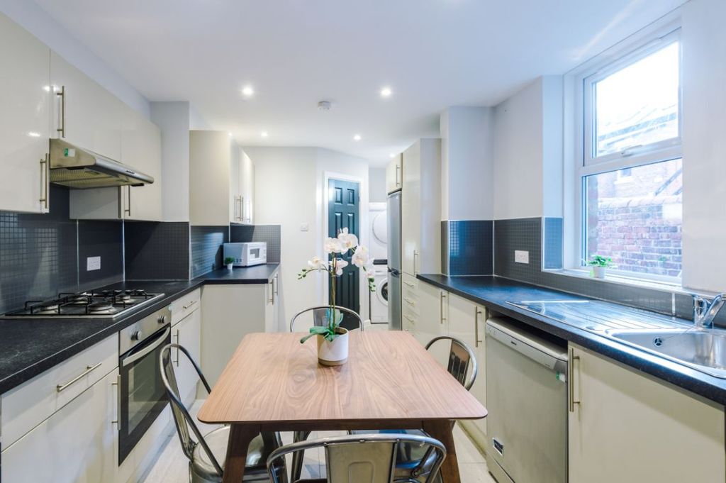 Property photo 3 of 19 217Or - Kitchen