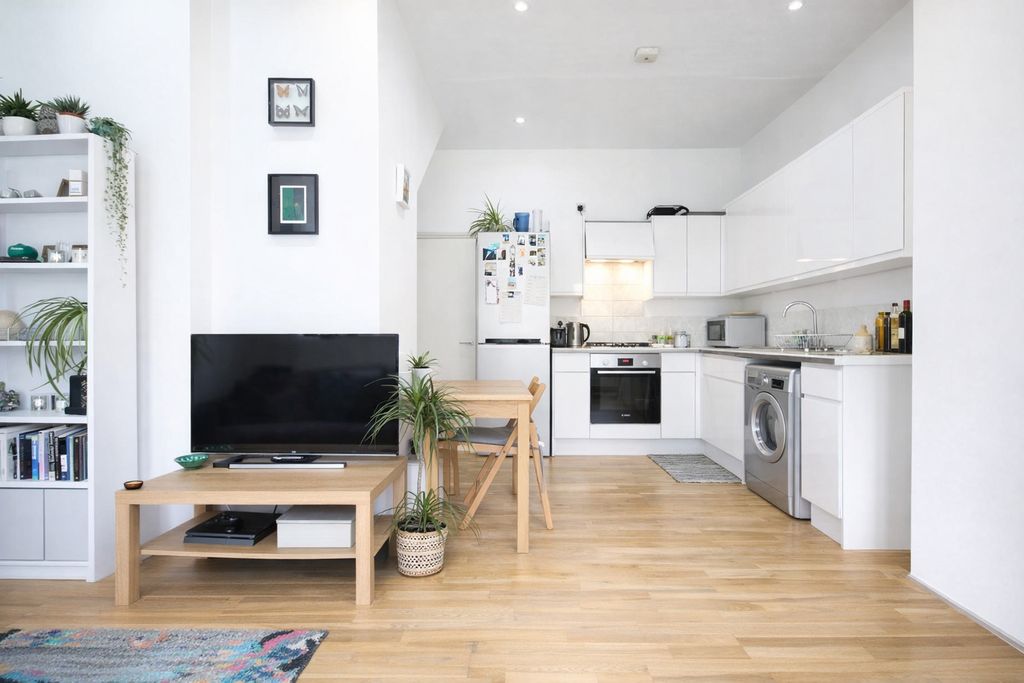 Property photo 2 of 6 Kitchen
