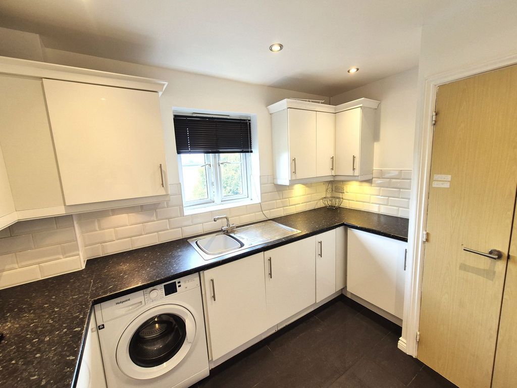 Property photo 3 of 10 Kitchen