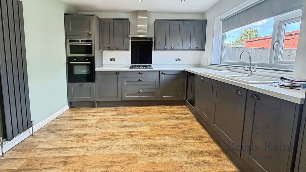 Property photo 3 of 13 Kitchen