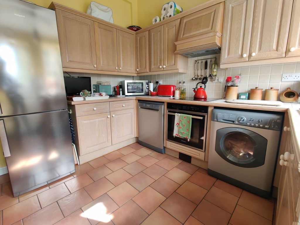 Property photo 3 of 11 Kitchen