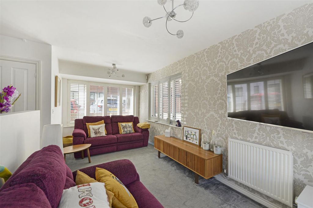 Property photo 3 of 18 04