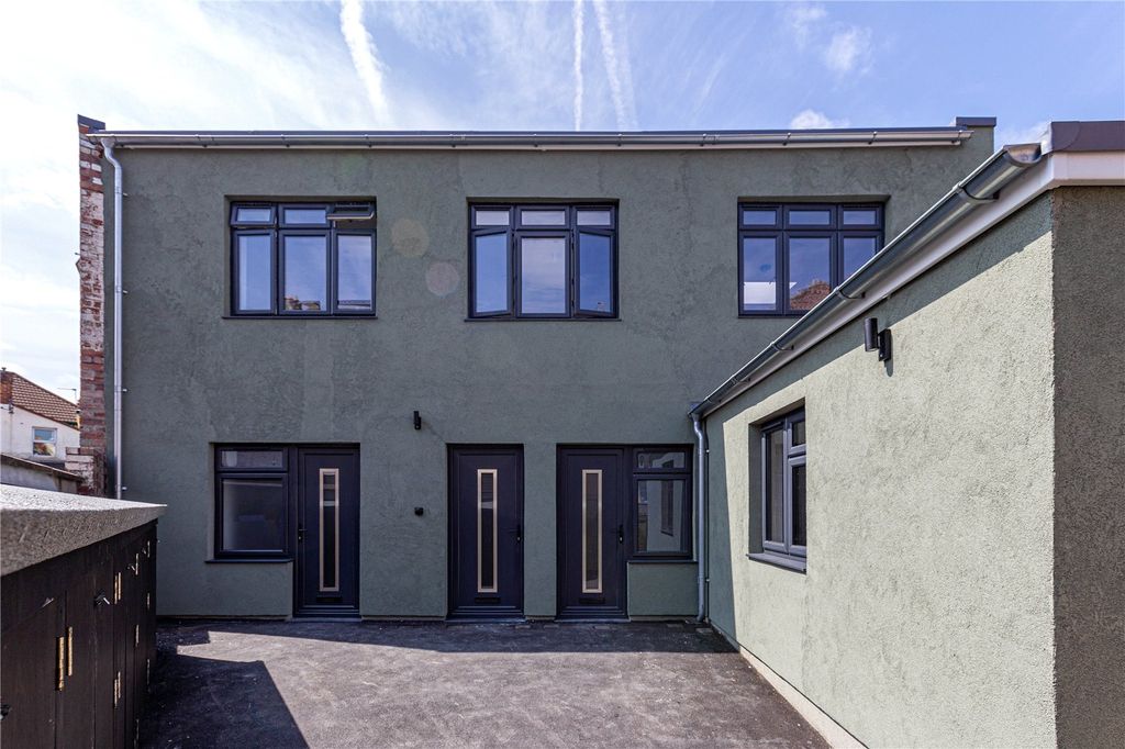 Property photo 2 of 8 Picture No. 10