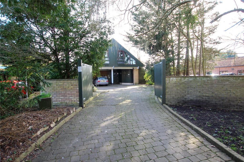 Property photo 1 of 36 Driveway.