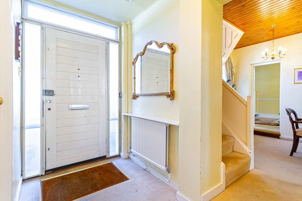 Property photo 3 of 31 Entrance Hallway