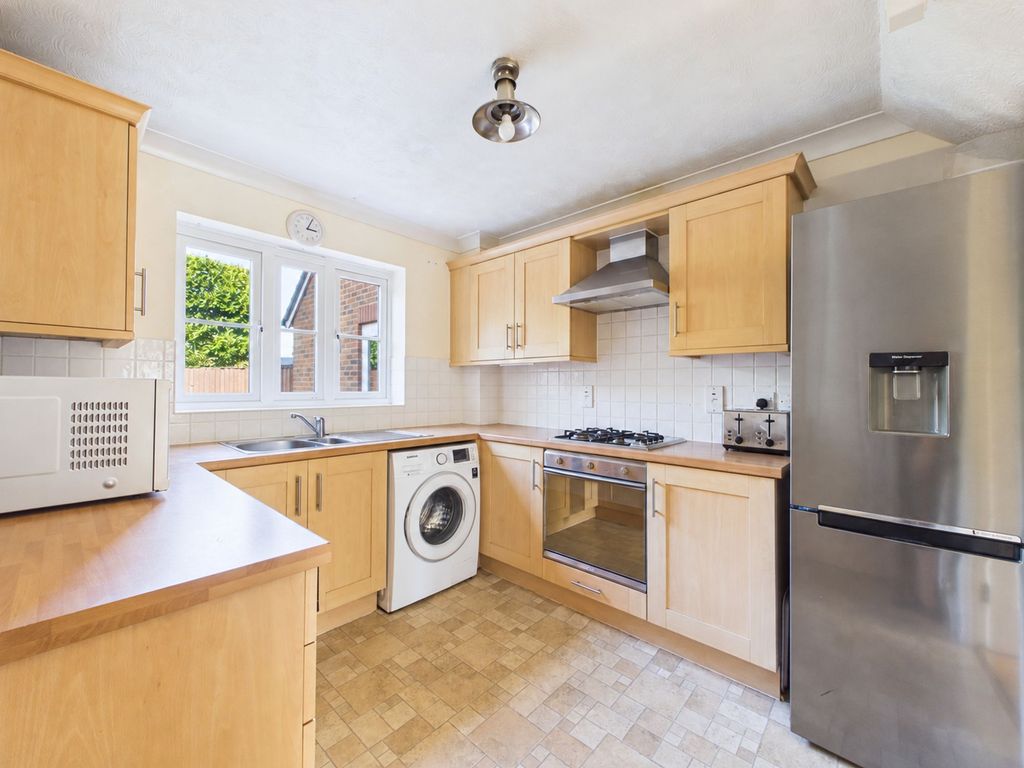 Property photo 3 of 11 Kitchen