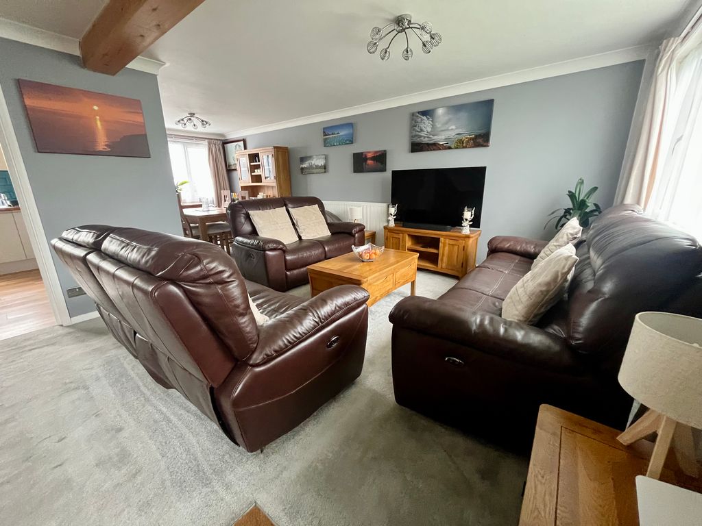 Property photo 2 of 21 Lounge