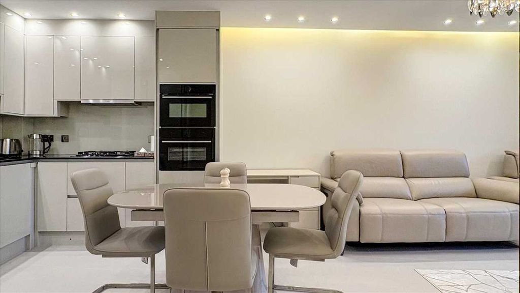 Property photo 3 of 18 Bathroom