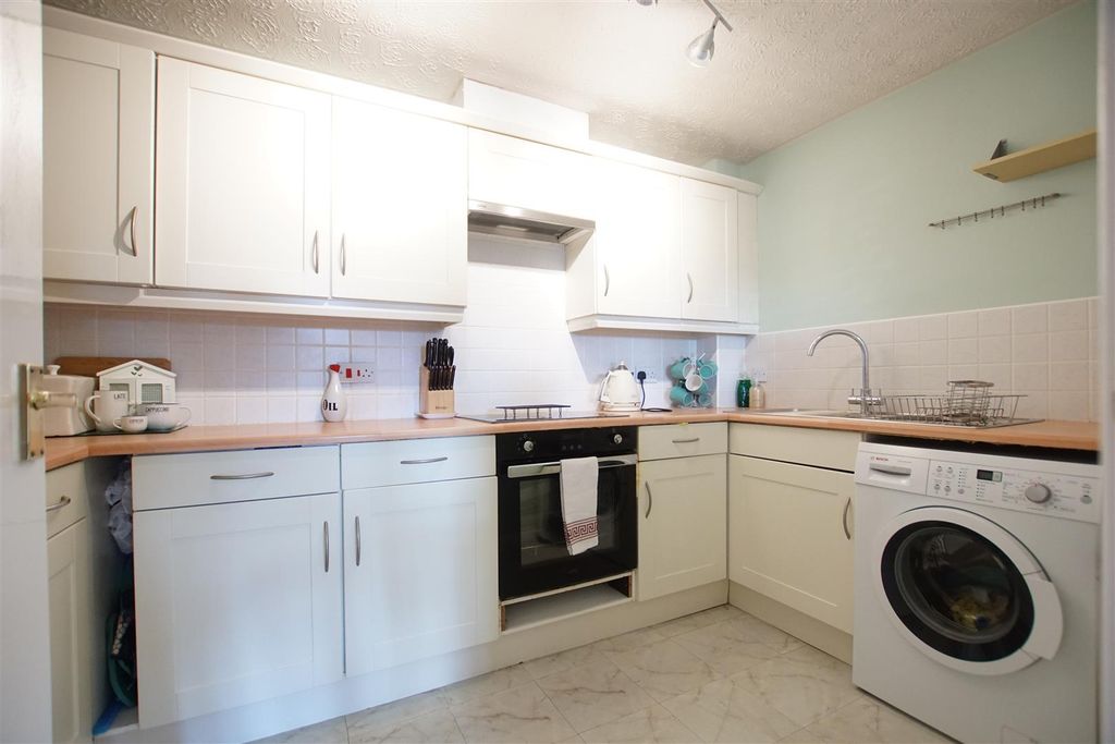 Property photo 2 of 7 Kitchen