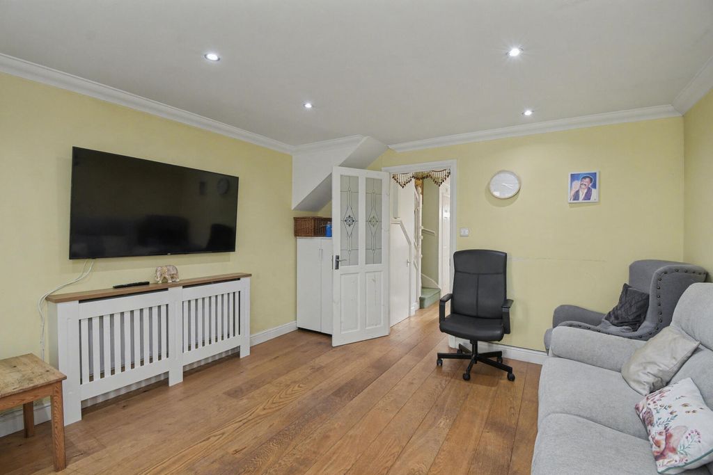 Property photo 2 of 10 Hanworth Road - Living Room