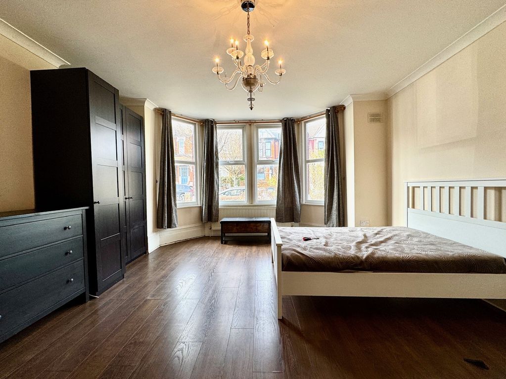 Property photo 2 of 9 Bed 1