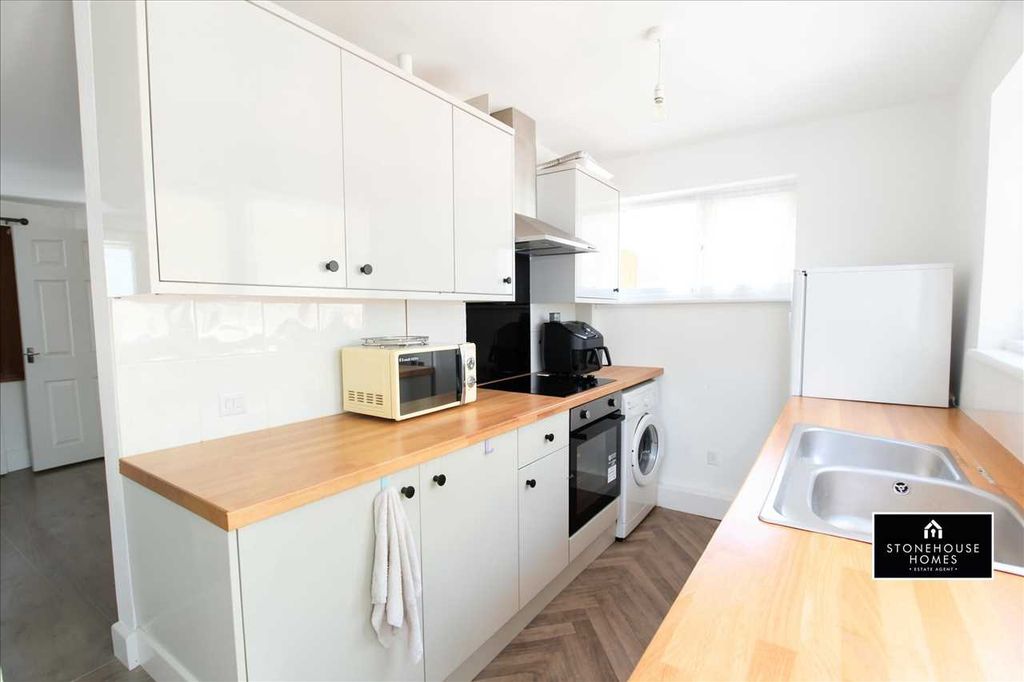 Property photo 2 of 9 Kitchen