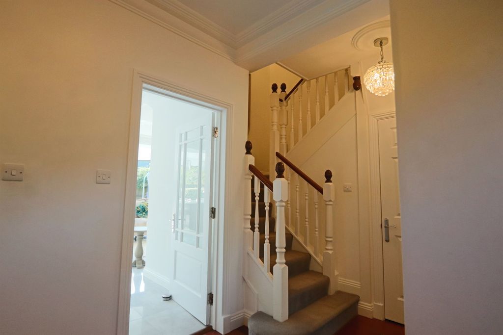 Additional image 21 of 5 bed detached house for saleHine Close, Coulsdon CR5