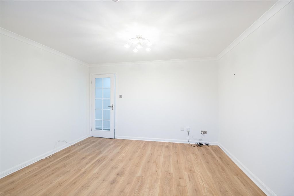 Property photo 3 of 15 Leith Avenue-18.Jpg