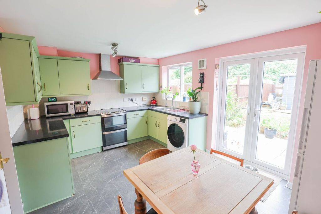 Property photo 3 of 11 Kitchen