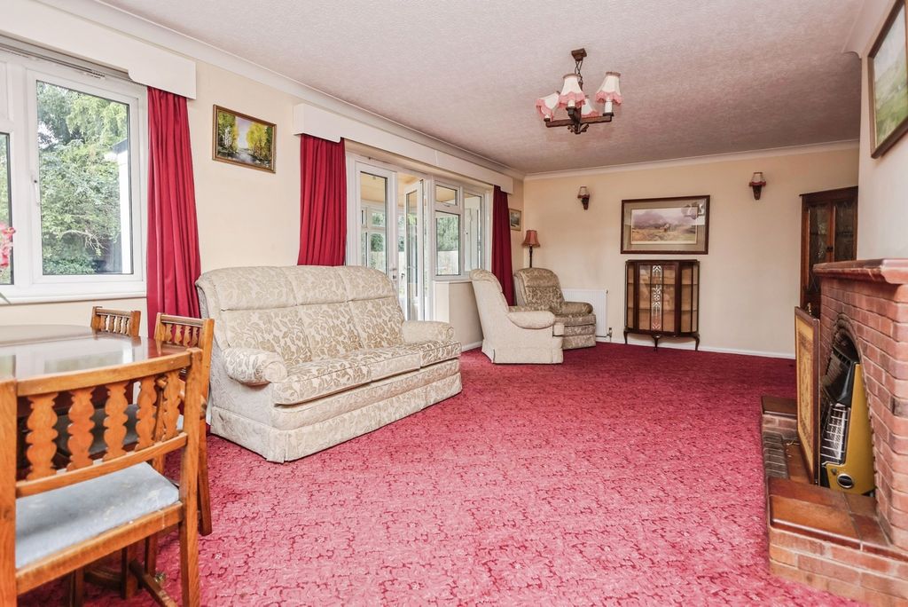 Property photo 3 of 19 Lounge