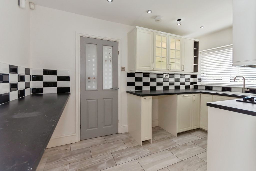 Property photo 3 of 17 Kitchen