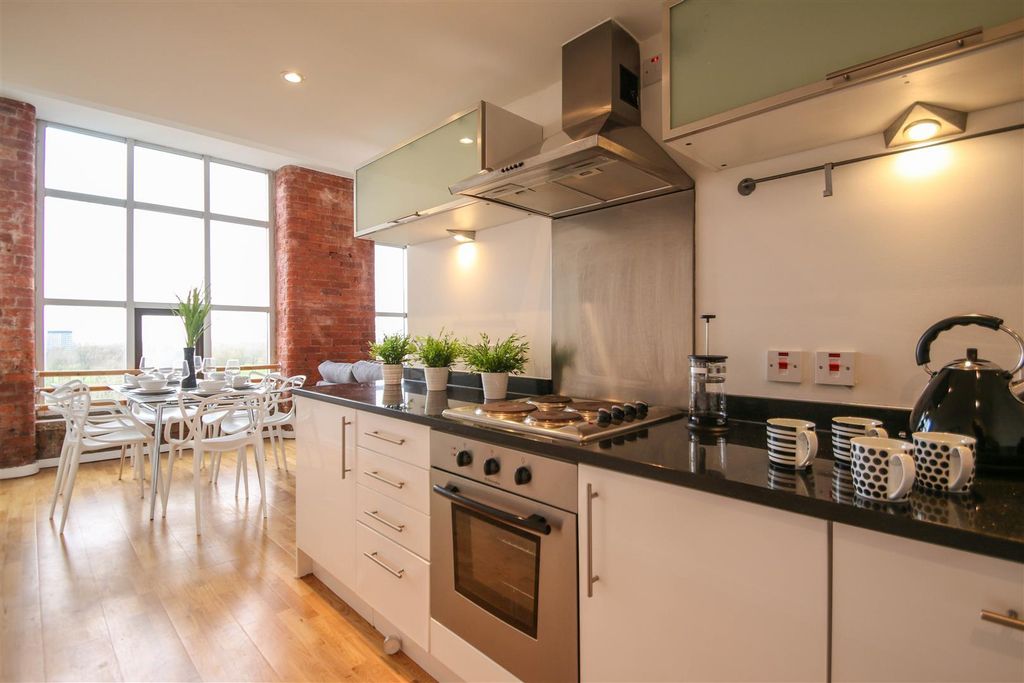 Property photo 3 of 7 Kitchen