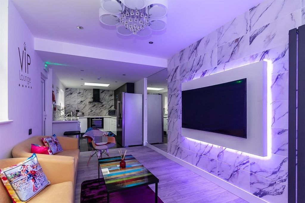 Property photo 1 of 15 Modern Lounge With Large TV And Marble Wall...
