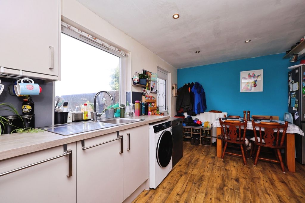 Property photo 3 of 10 Kitchen Dining Room