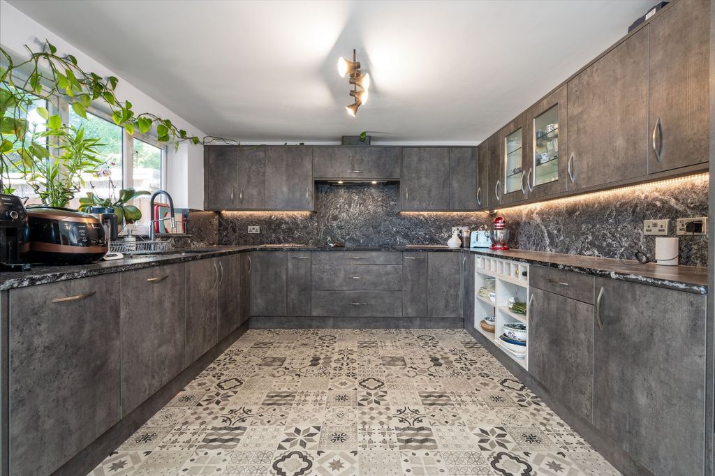 Property photo 2 of 35 Picture No. 07