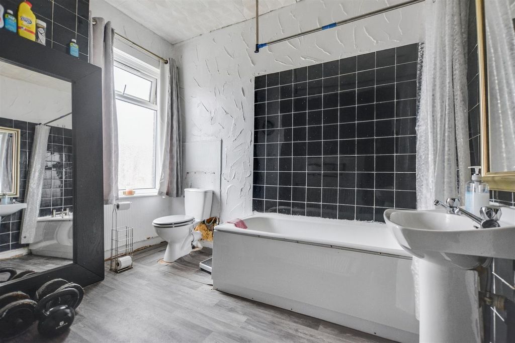 Property photo 3 of 12 Bathroom