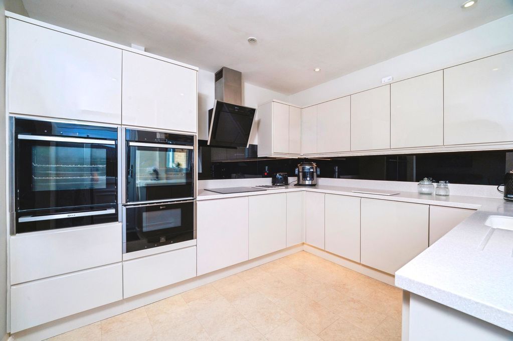 Property photo 3 of 18 Kitchen