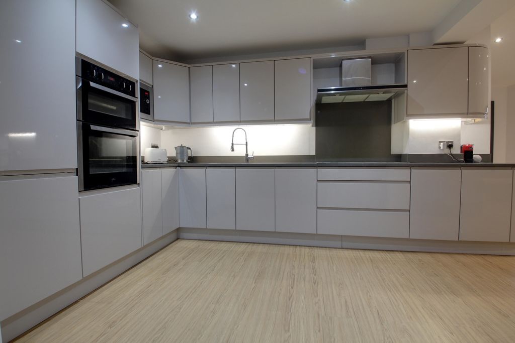 Property photo 3 of 19 Kitchen Area