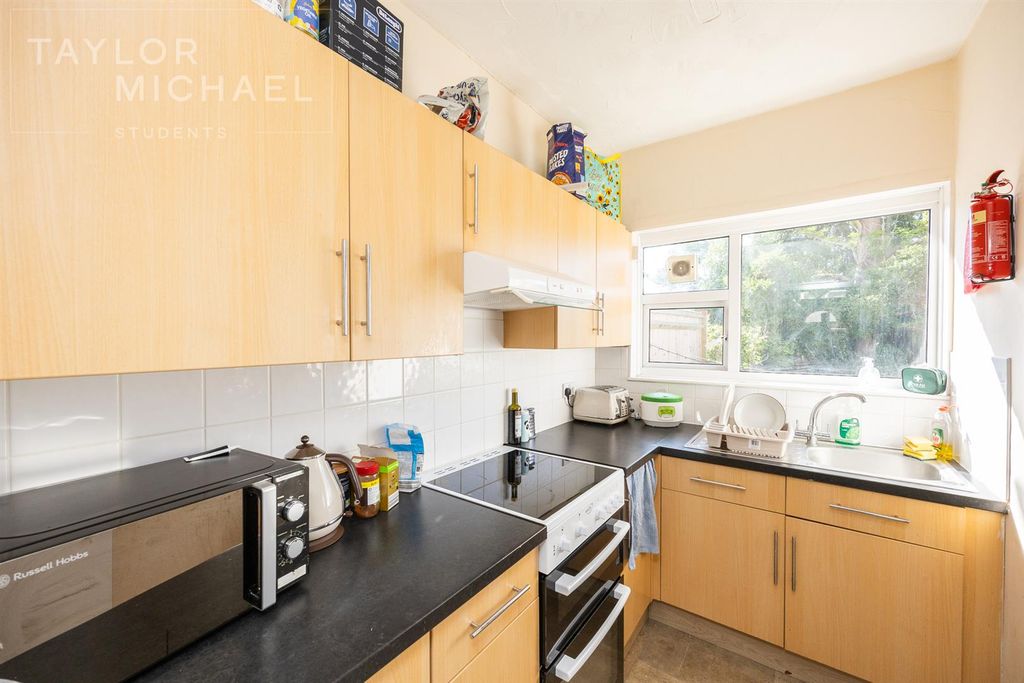 Property photo 3 of 10 Kitchen