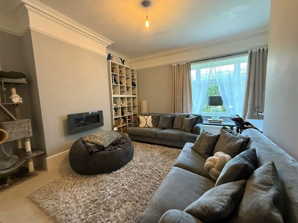 Property photo 2 of 8 Lounge